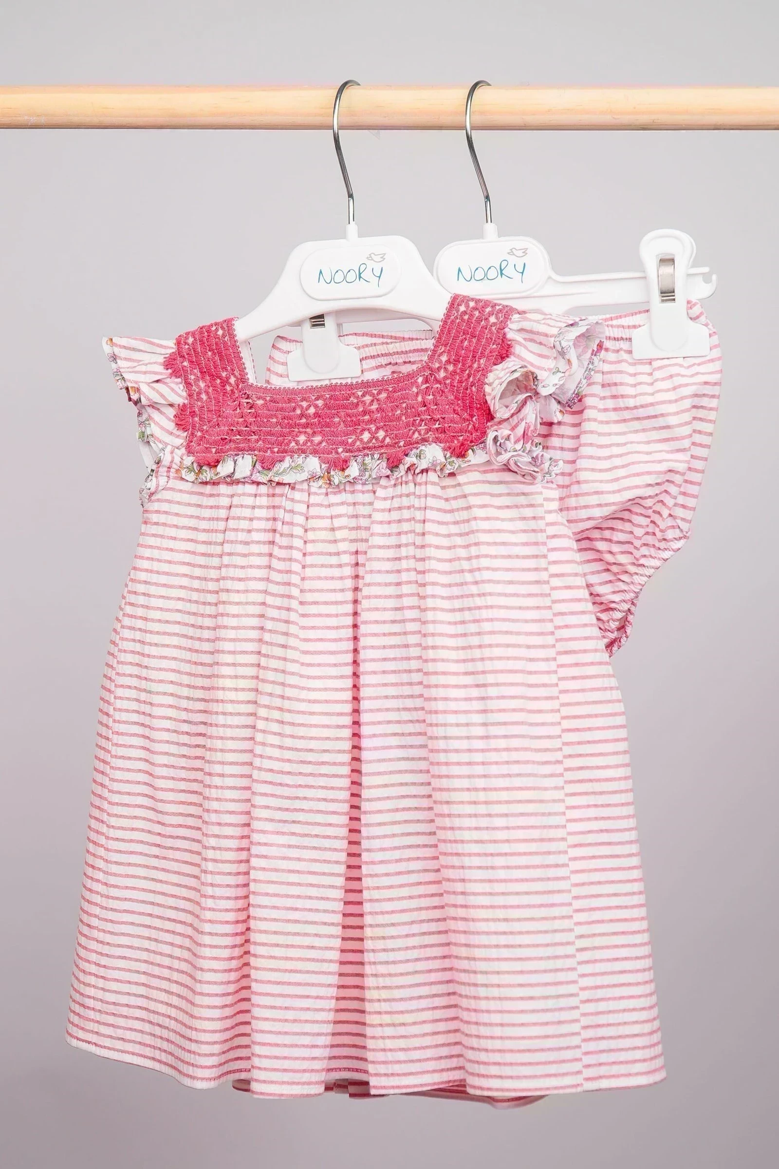 Robe Rouge Pour Bebe Fille Avec Empiecement En Macrame - Wlidati Maroc